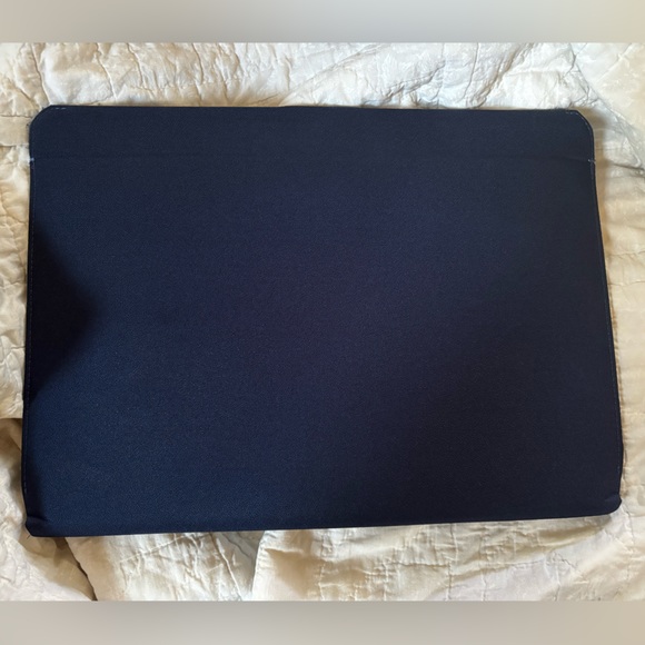 Like-new Bellroy 16” slim laptop case with magnetic closure in Navy - Picture 3 of 4